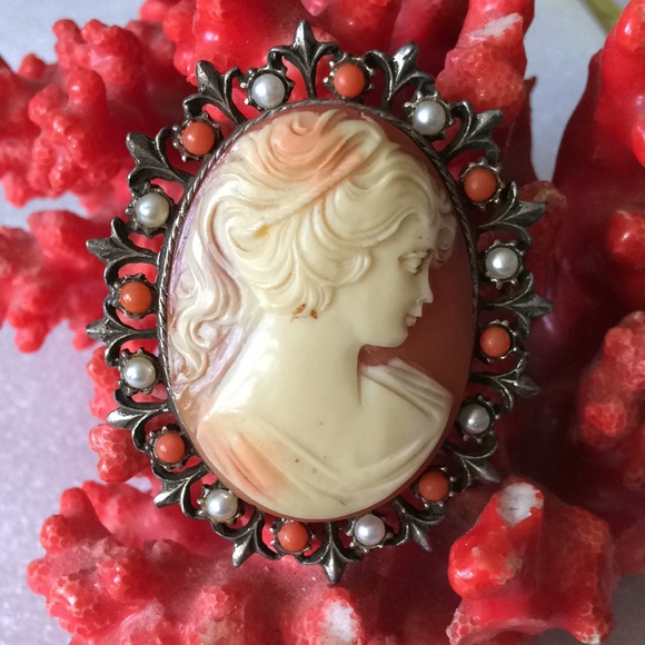 Vintage Jewelry - Vintage engraved cameo shel brooch